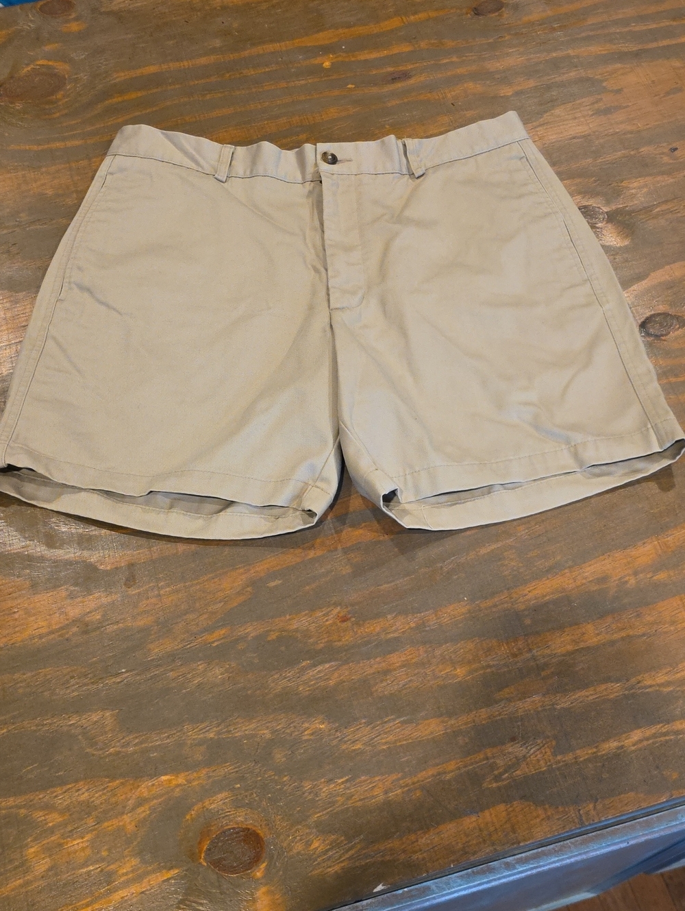 Roundtree & Yorke Men's Flat-Front Shorts in Light Khaki